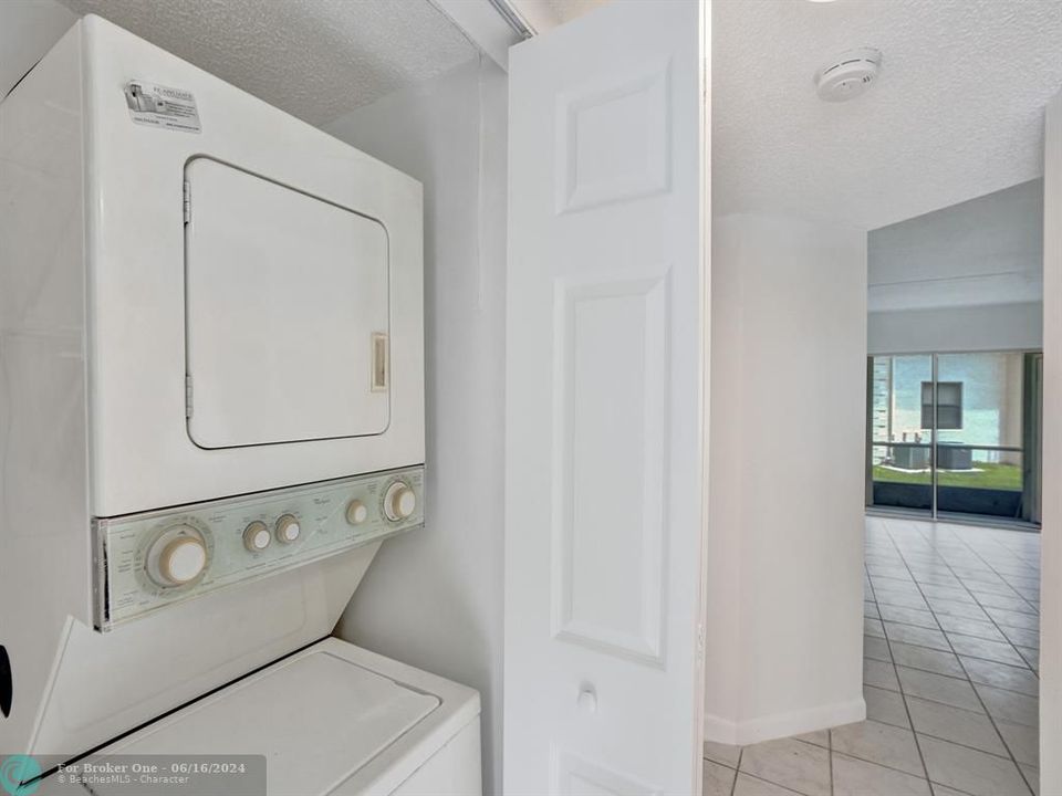 For Sale: $240,000 (2 beds, 2 baths, 815 Square Feet)