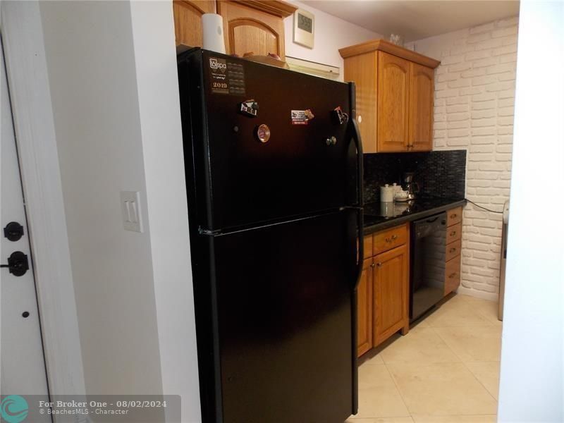 Active With Contract: $2,100 (2 beds, 2 baths, 935 Square Feet)
