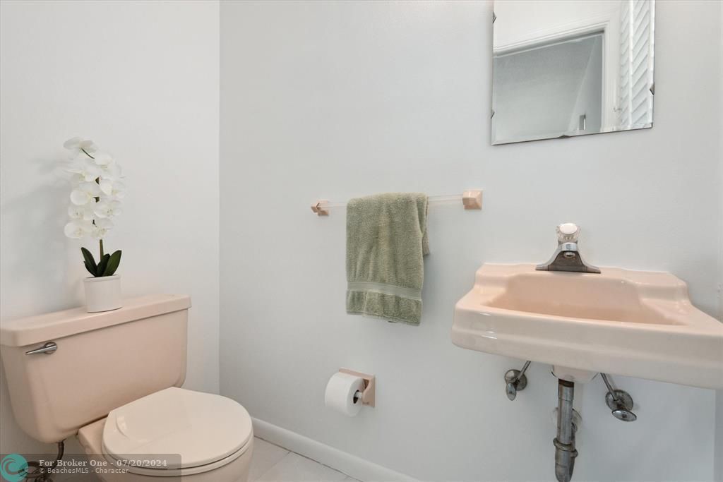 Active With Contract: $1,057,000 (3 beds, 2 baths, 1973 Square Feet)