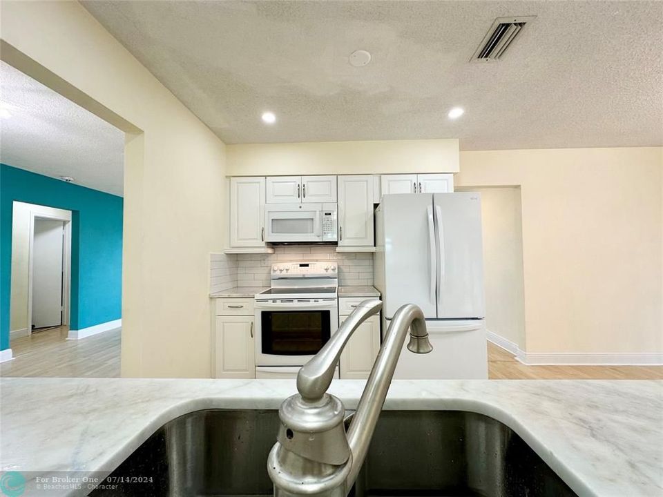 For Sale: $404,900 (2 beds, 2 baths, 1598 Square Feet)