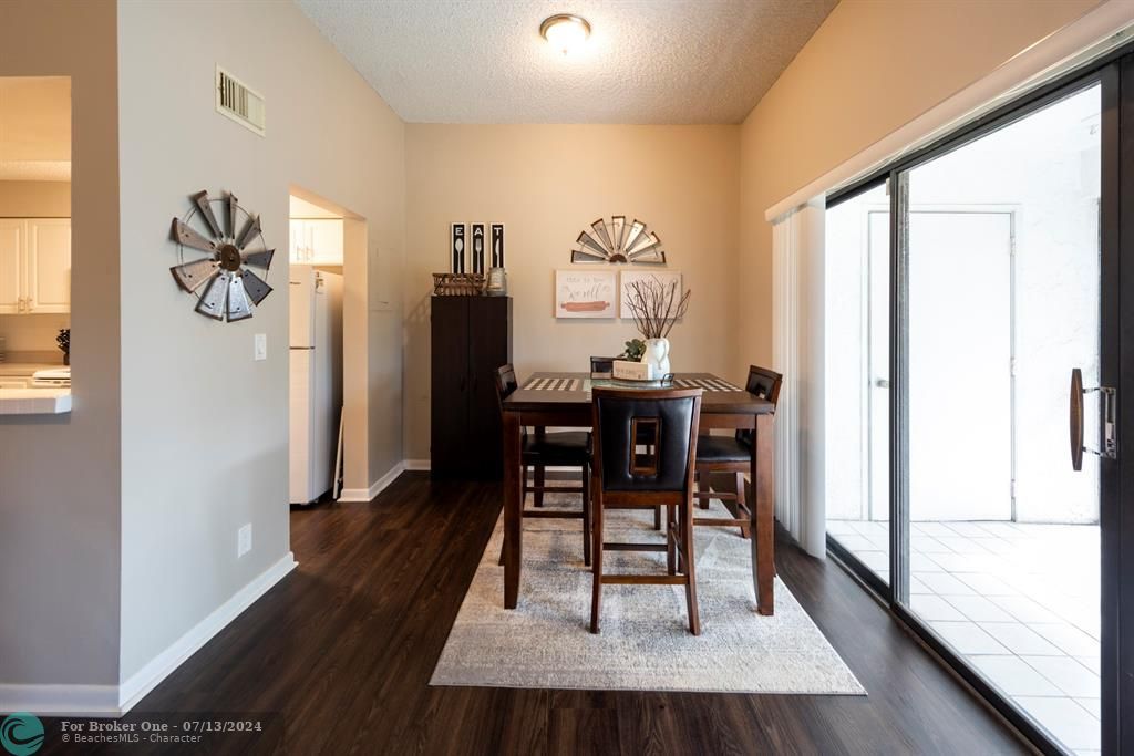 For Sale: $325,000 (2 beds, 2 baths, 1122 Square Feet)
