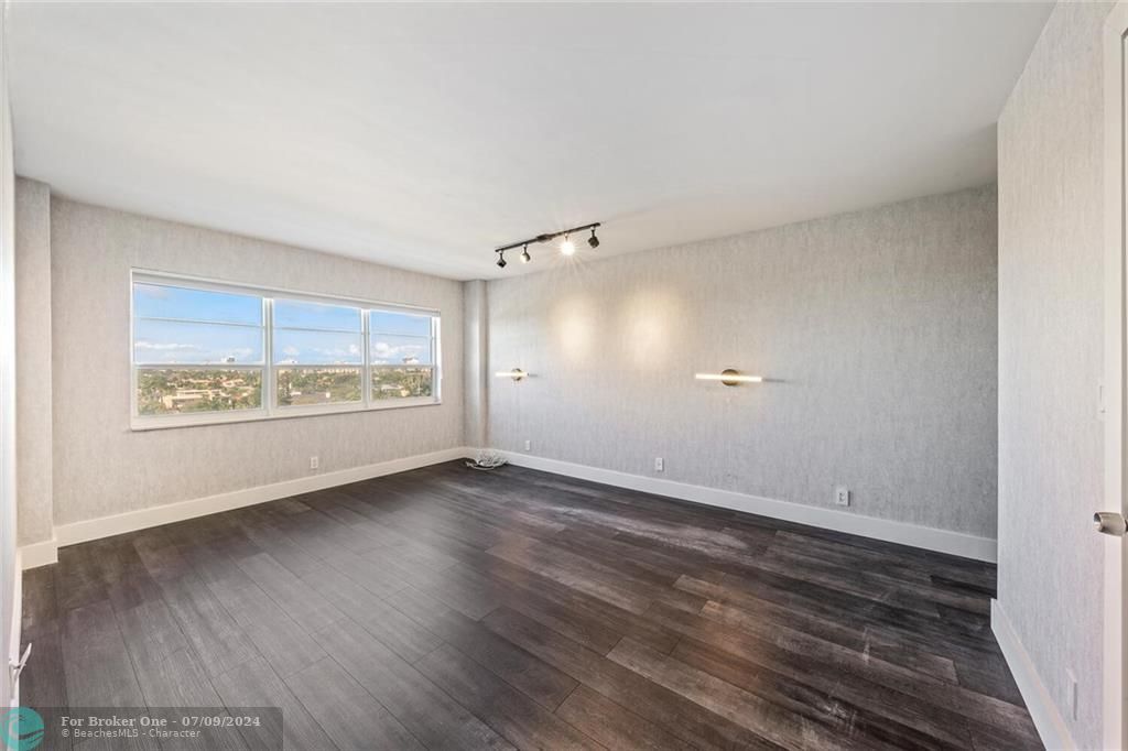 For Sale: $385,000 (1 beds, 1 baths, 841 Square Feet)