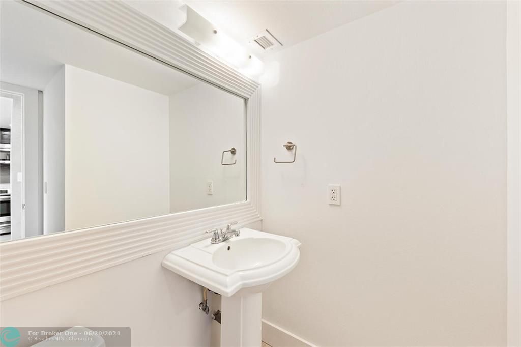 待售: $385,000 (1 贝兹, 1 浴室, 841 平方英尺)