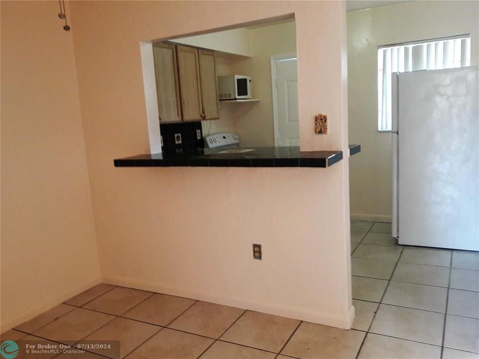 Active With Contract: $1,750 (1 beds, 1 baths, 580 Square Feet)