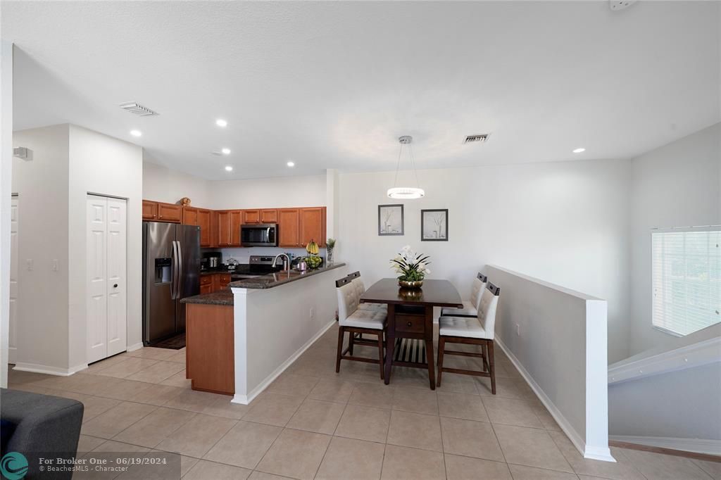 Active With Contract: $2,550 (2 beds, 2 baths, 1036 Square Feet)