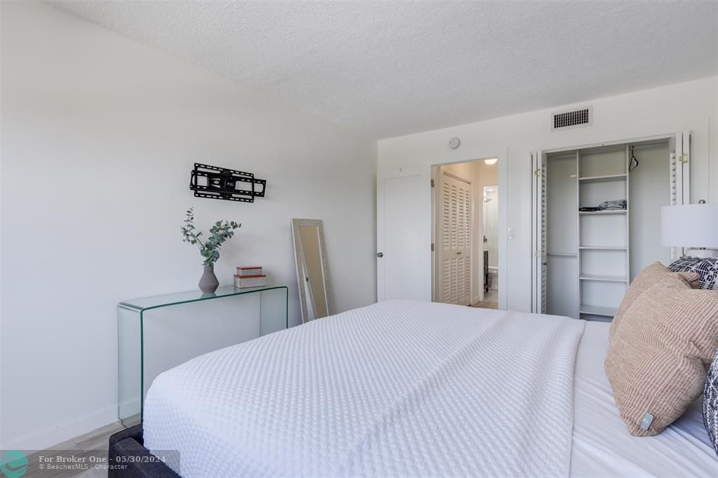 For Sale: $329,000 (1 beds, 1 baths, 940 Square Feet)