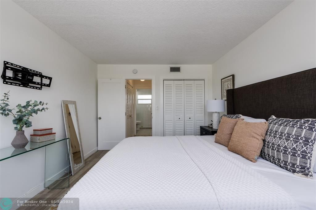 For Sale: $329,000 (1 beds, 1 baths, 940 Square Feet)