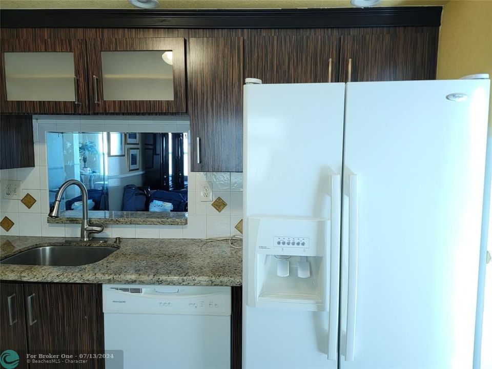For Sale: $139,900 (2 beds, 2 baths, 1010 Square Feet)