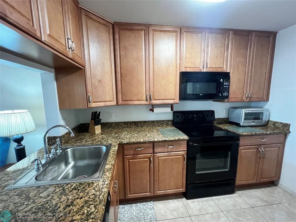 For Sale: $240,000 (2 beds, 2 baths, 760 Square Feet)
