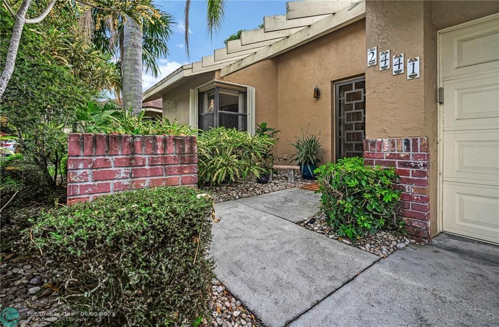 For Sale: $443,000 (2 beds, 2 baths, 2024 Square Feet)