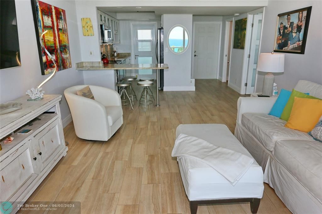 Active With Contract: $3,800 (1 beds, 1 baths, 690 Square Feet)