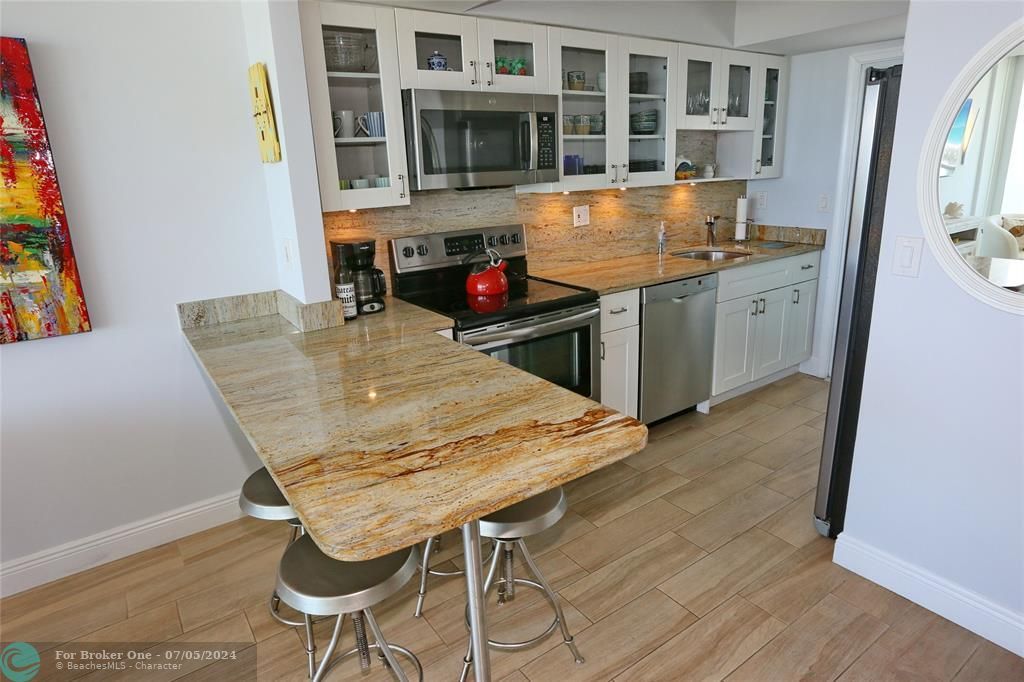 Active With Contract: $3,800 (1 beds, 1 baths, 690 Square Feet)