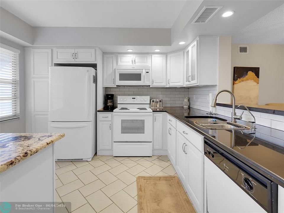 For Sale: $249,000 (2 beds, 2 baths, 1162 Square Feet)