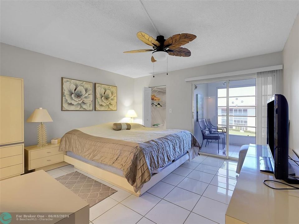 For Sale: $249,000 (2 beds, 2 baths, 1162 Square Feet)