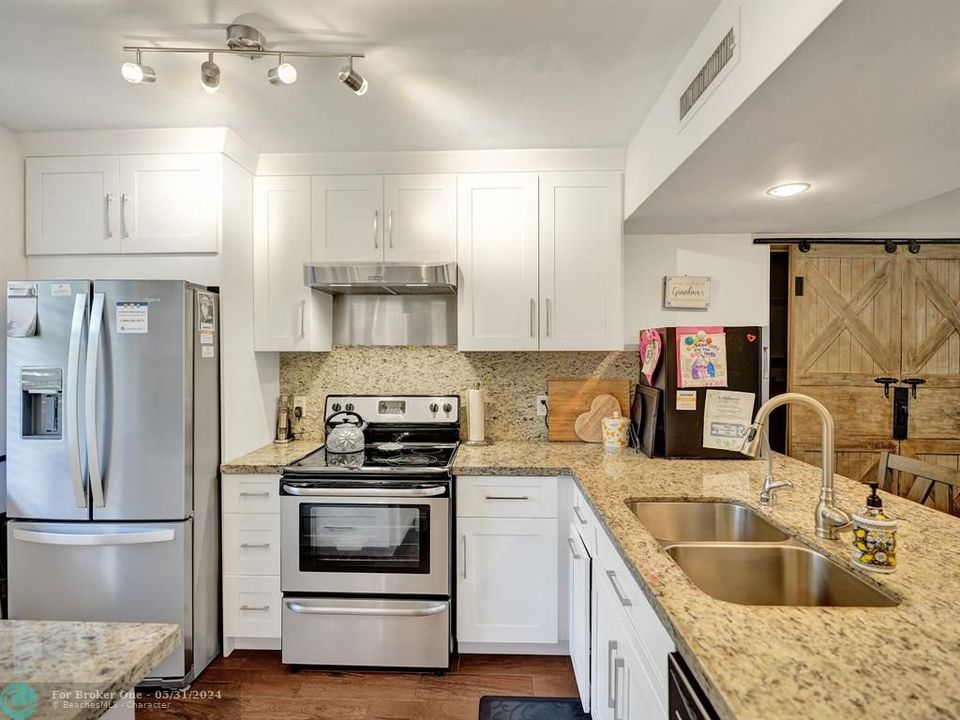 For Sale: $334,900 (2 beds, 2 baths, 1385 Square Feet)