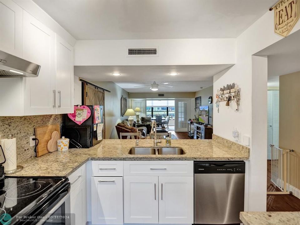 For Sale: $324,900 (2 beds, 2 baths, 1385 Square Feet)