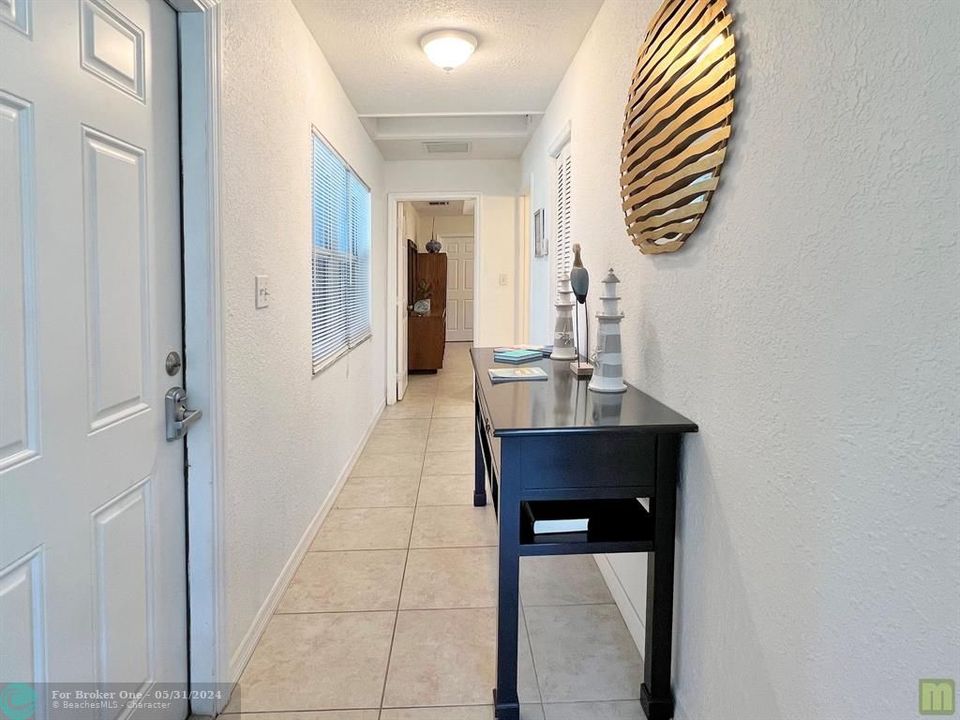For Sale: $2,100 (1 beds, 1 baths, 904 Square Feet)