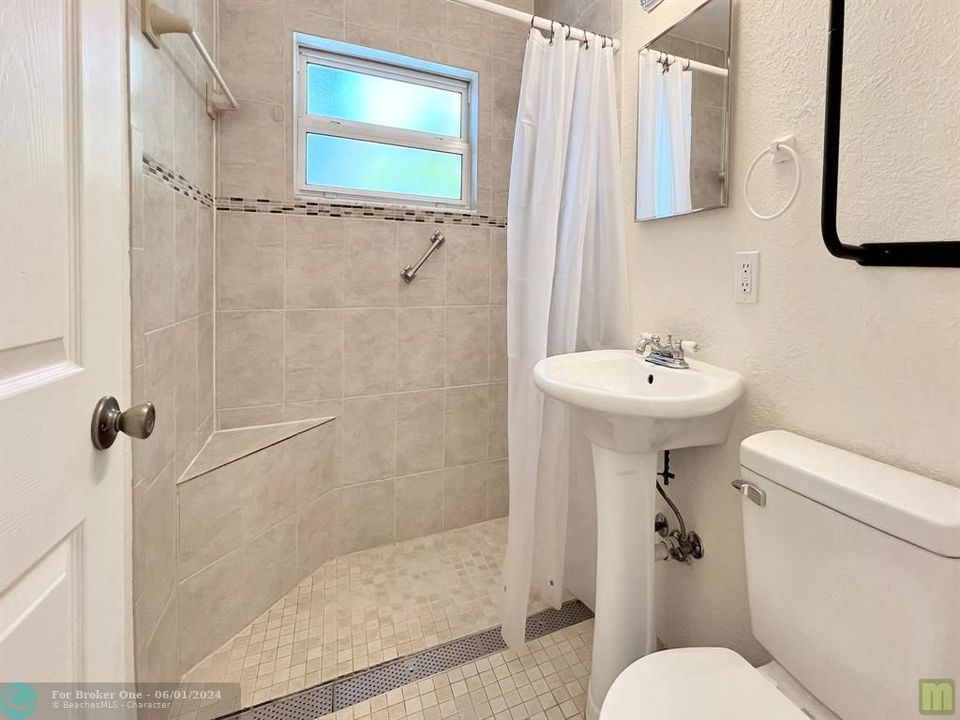 For Sale: $2,100 (1 beds, 1 baths, 904 Square Feet)