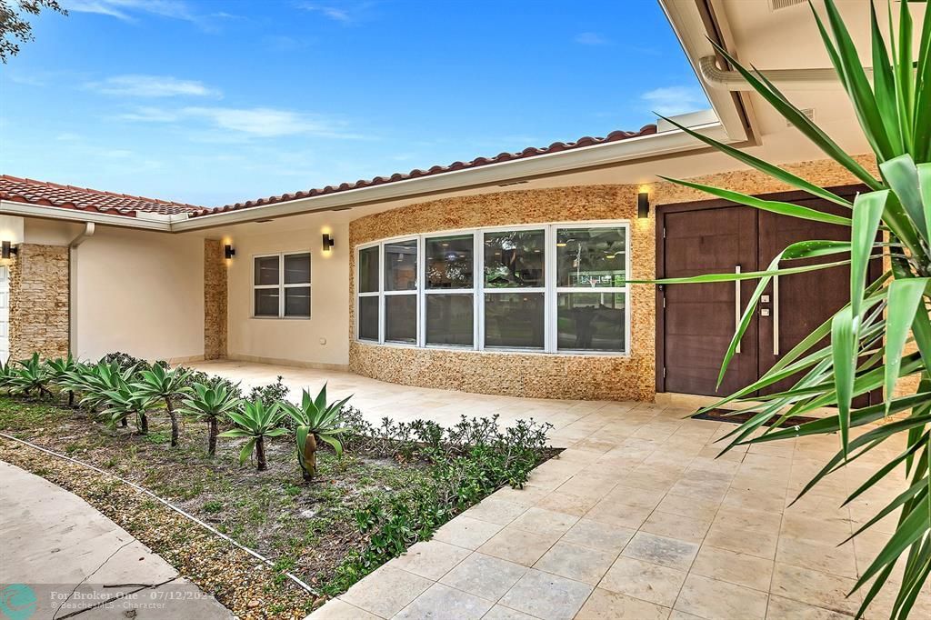 For Sale: $995,000 (4 beds, 3 baths, 2044 Square Feet)