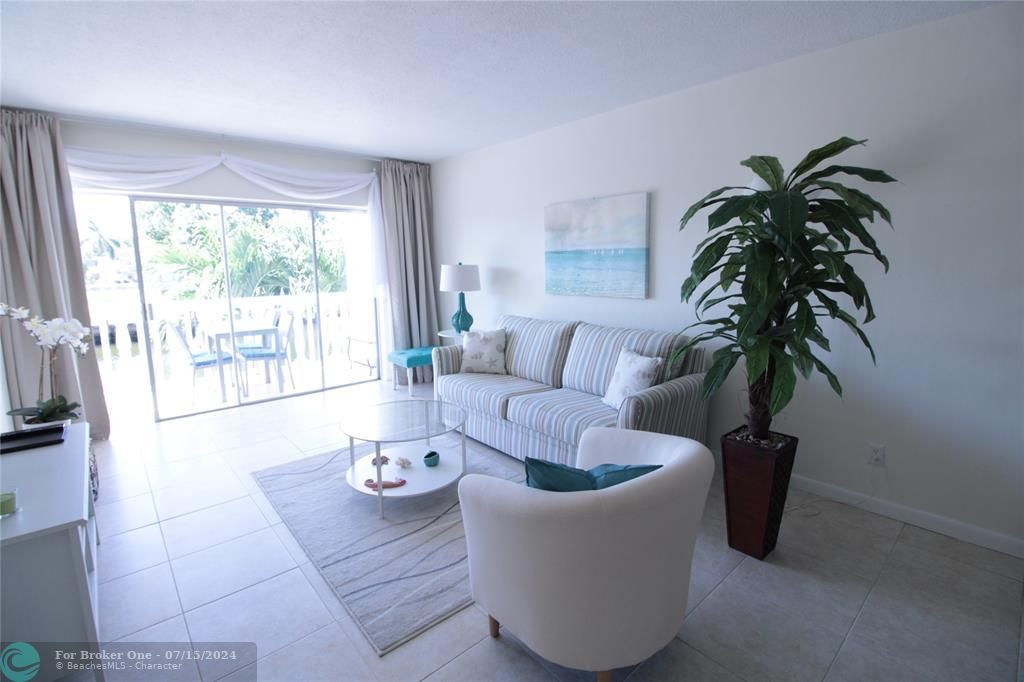 Active With Contract: $1,850 (1 beds, 1 baths, 700 Square Feet)