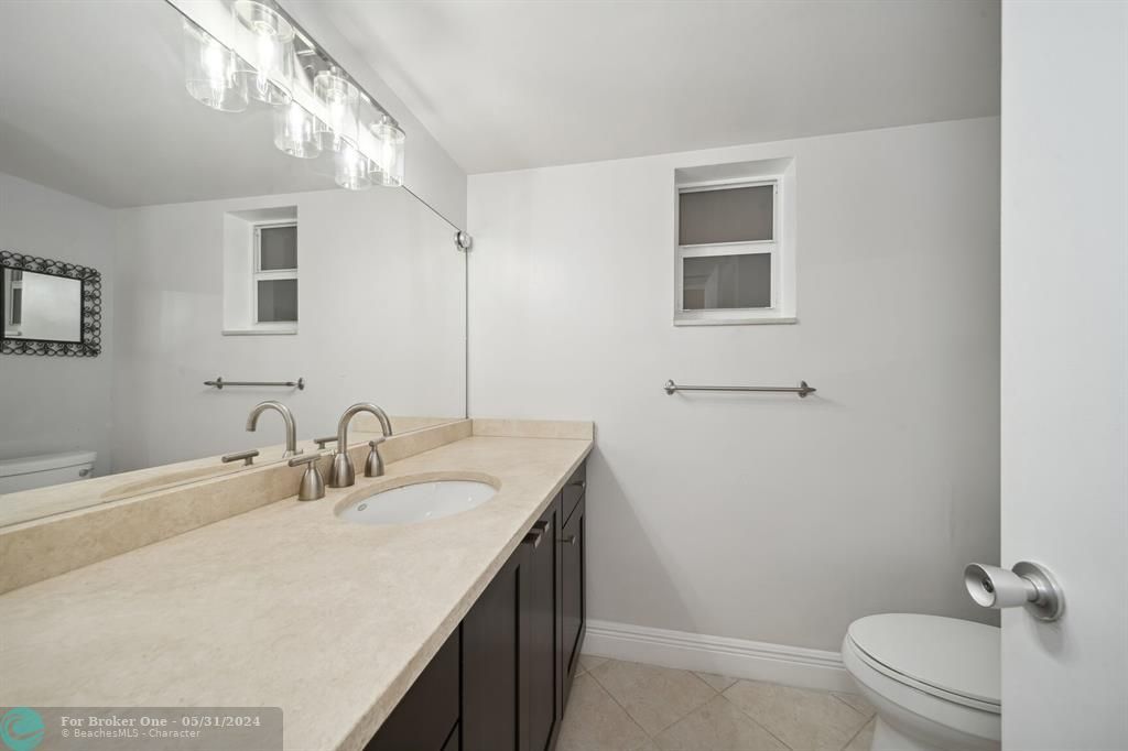 For Sale: $279,900 (1 beds, 1 baths, 890 Square Feet)