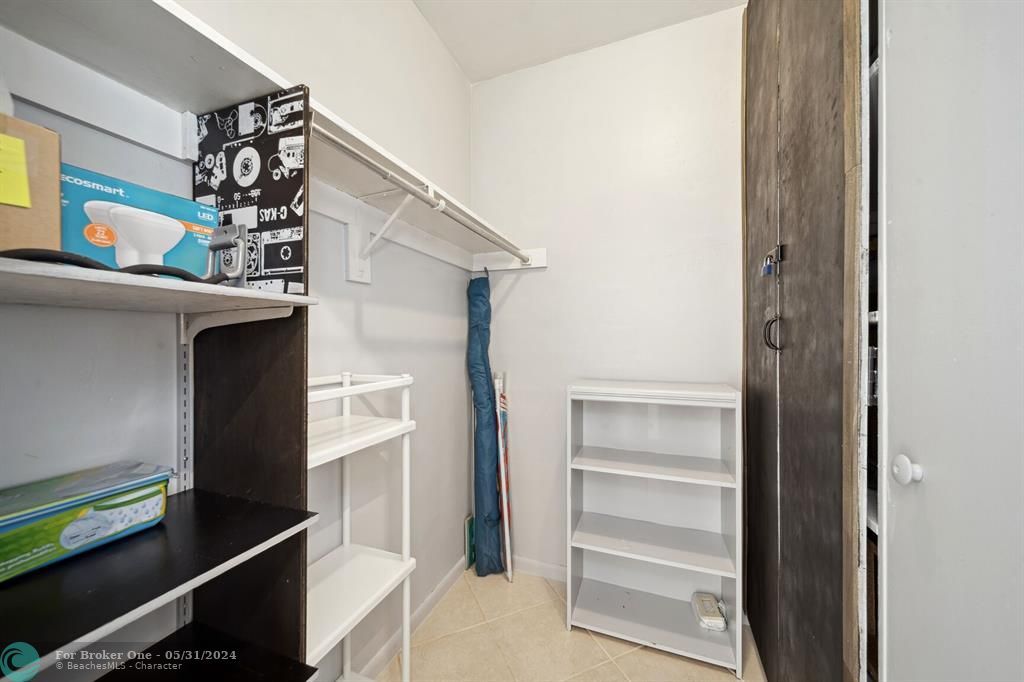 For Sale: $279,900 (1 beds, 1 baths, 890 Square Feet)