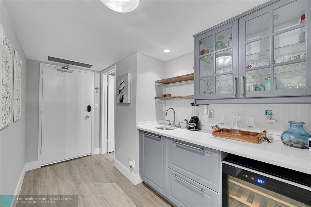 For Sale: $559,000 (1 beds, 1 baths, 1076 Square Feet)
