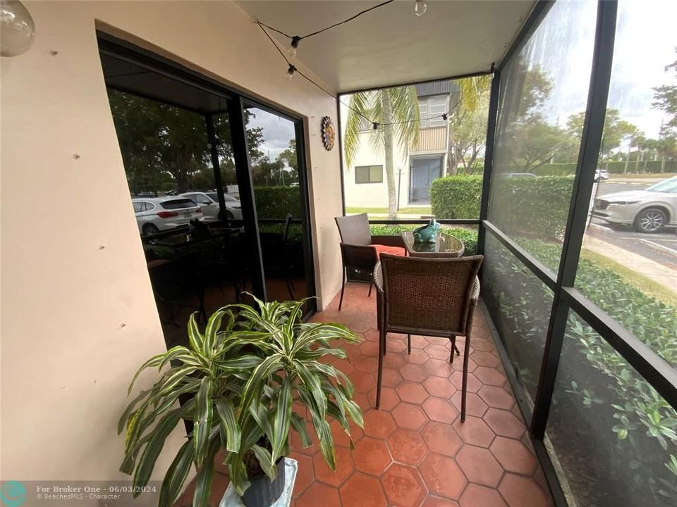 For Sale: $185,000 (1 beds, 1 baths, 740 Square Feet)