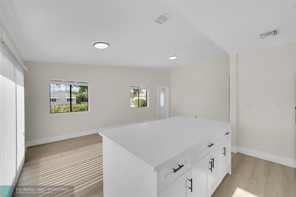 Active With Contract: $319,900 (4 beds, 2 baths, 1405 Square Feet)