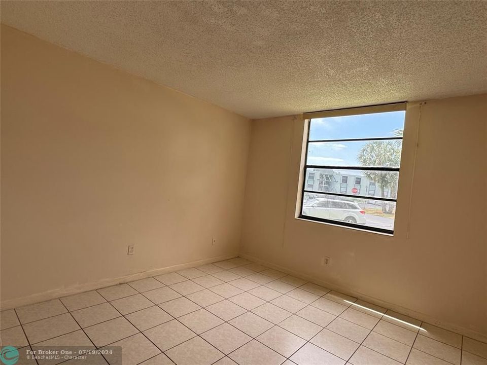 For Sale: $185,000 (2 beds, 2 baths, 1000 Square Feet)