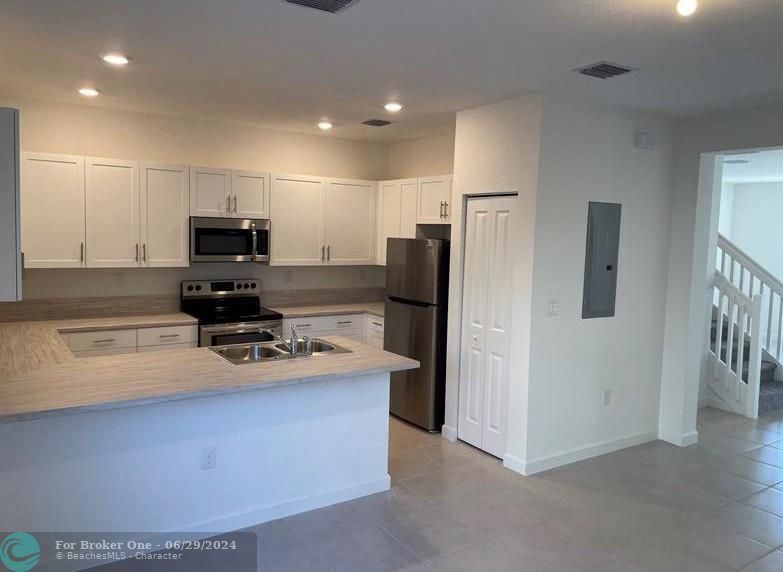 For Rent: $3,150 (3 beds, 2 baths, 1662 Square Feet)