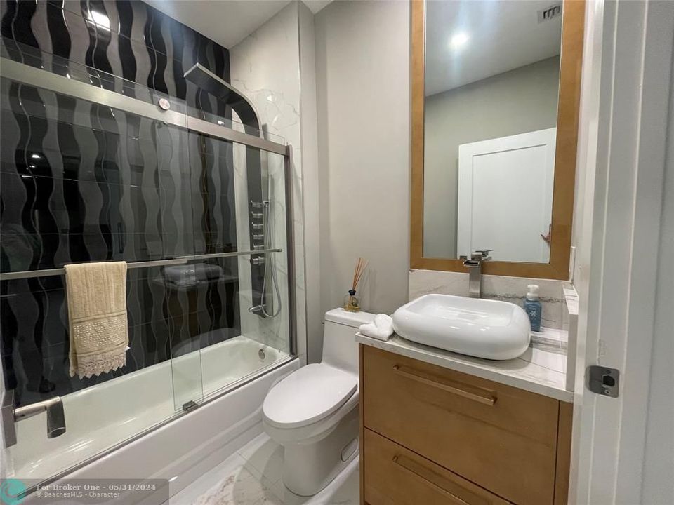 Active With Contract: $3,800 (2 beds, 2 baths, 1264 Square Feet)