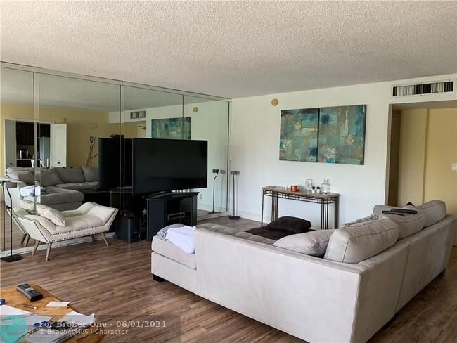 For Sale: $398,500 (1 beds, 1 baths, 1209 Square Feet)