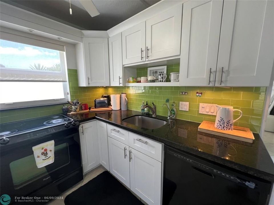 For Sale: $239,900 (2 beds, 1 baths, 820 Square Feet)