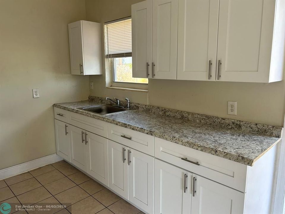For Rent: $2,700 (4 beds, 1 baths, 1188 Square Feet)