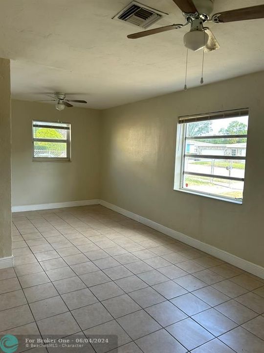 For Rent: $2,600 (4 beds, 1 baths, 1188 Square Feet)
