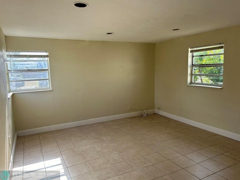 For Rent: $2,600 (4 beds, 1 baths, 1188 Square Feet)