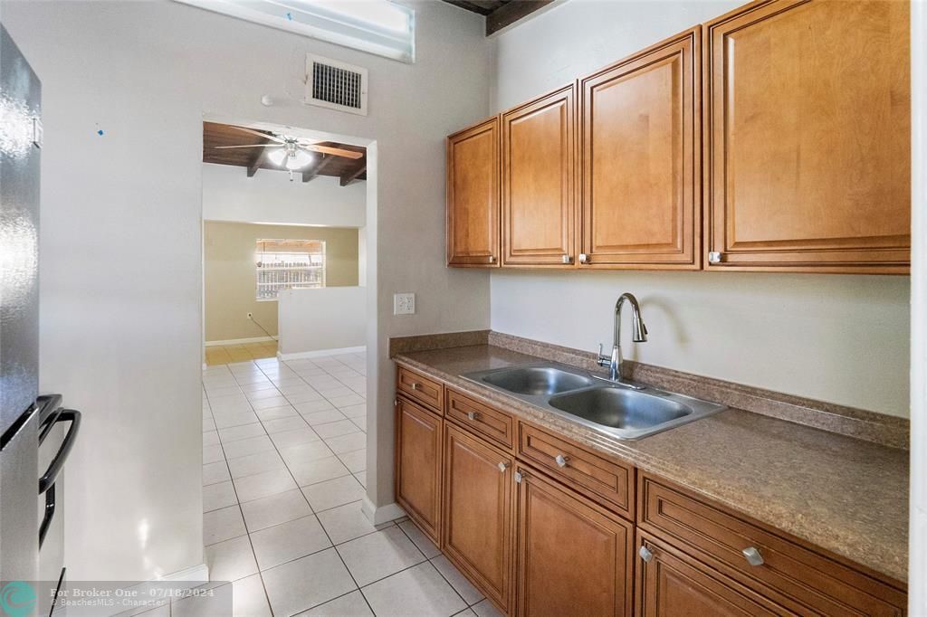 For Sale: $359,900 (2 beds, 1 baths, 772 Square Feet)