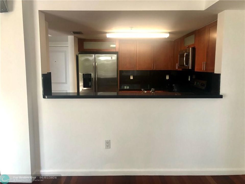 Active With Contract: $3,000 (2 beds, 2 baths, 1272 Square Feet)