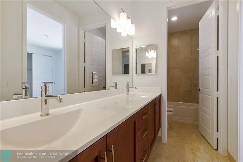 Недавно арендовано: $6,500 (5 спален, 4 ванн, 3162 Квадратных фут)