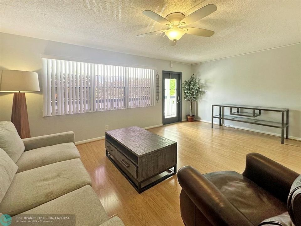 For Sale: $109,000 (1 beds, 1 baths, 753 Square Feet)