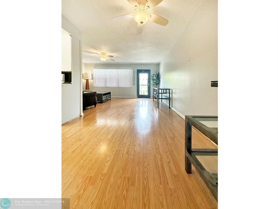 For Sale: $109,000 (1 beds, 1 baths, 753 Square Feet)