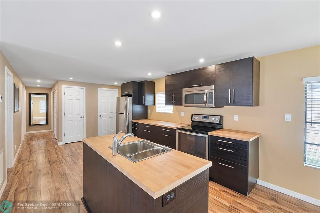 Active With Contract: $254,900 (3 beds, 2 baths, 1152 Square Feet)