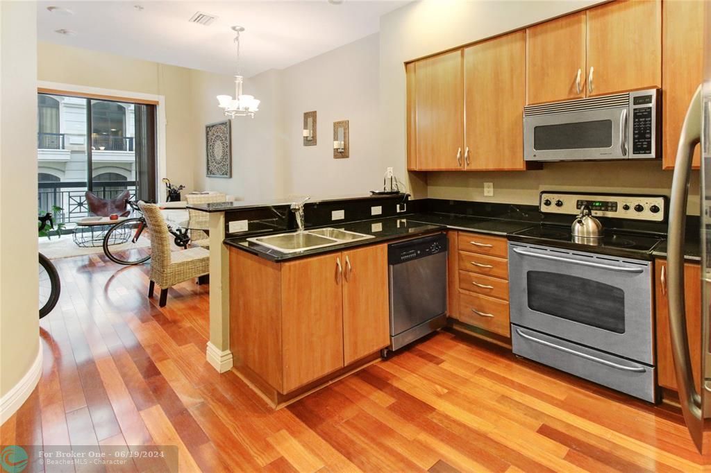 For Sale: $535,000 (1 beds, 1 baths, 1071 Square Feet)