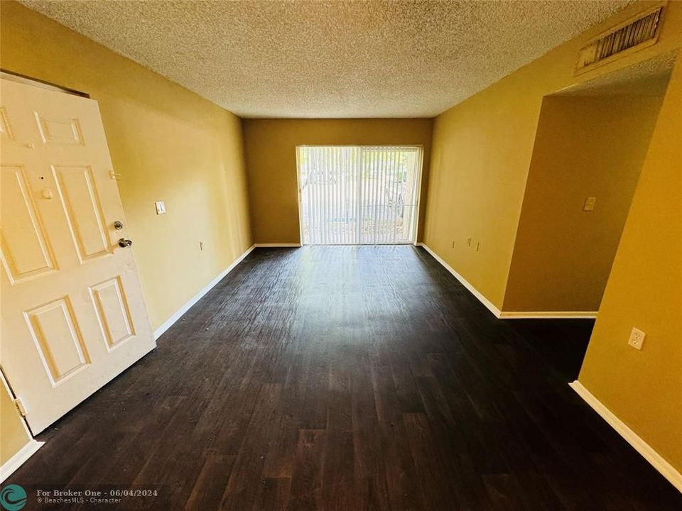 For Rent: $1,700 (2 beds, 1 baths, 708 Square Feet)
