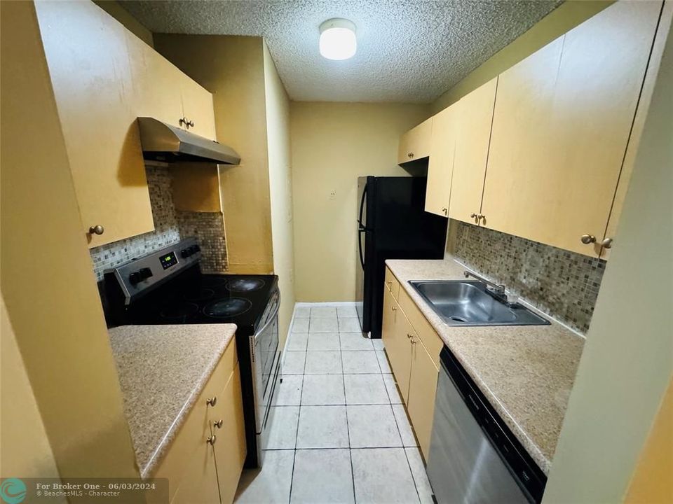 For Rent: $1,700 (2 beds, 1 baths, 708 Square Feet)