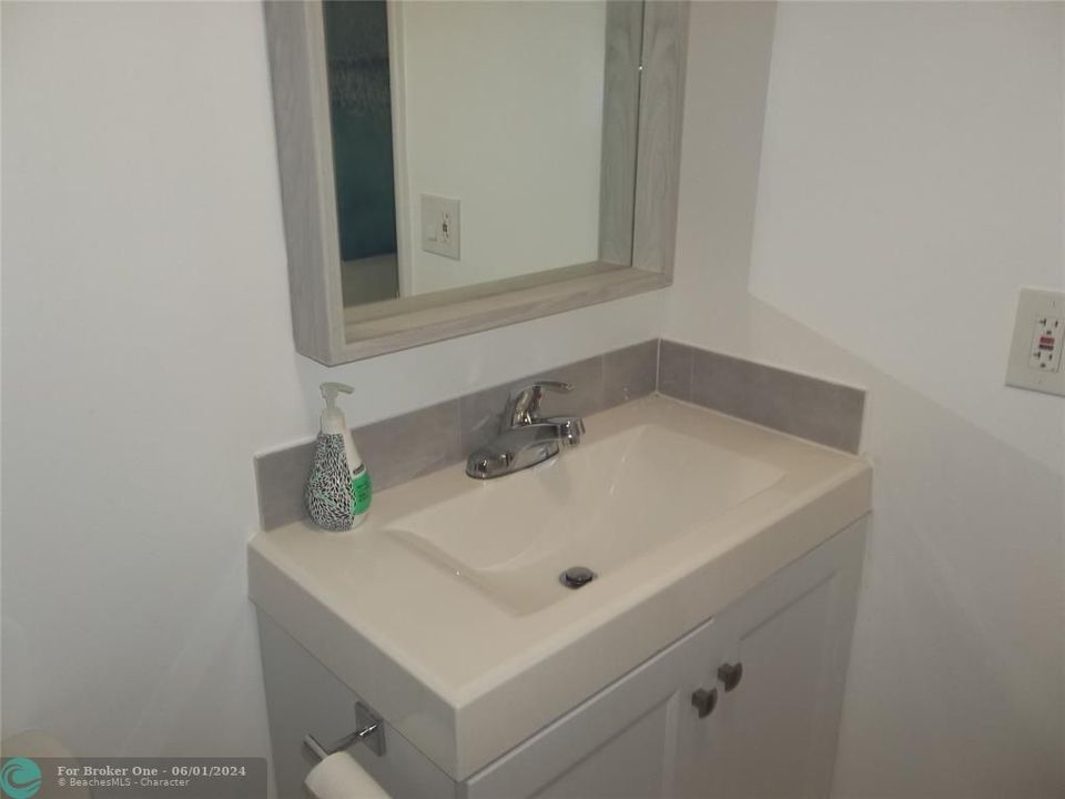 For Sale: $289,000 (1 beds, 1 baths, 750 Square Feet)