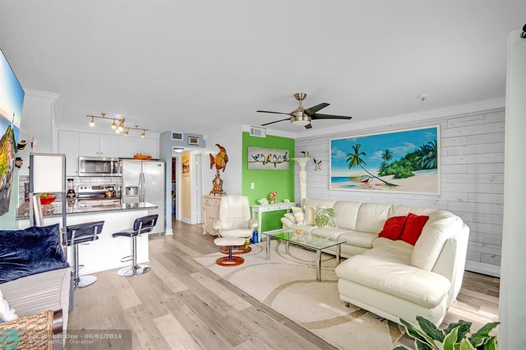 Active With Contract: $299,000 (1 beds, 1 baths, 612 Square Feet)