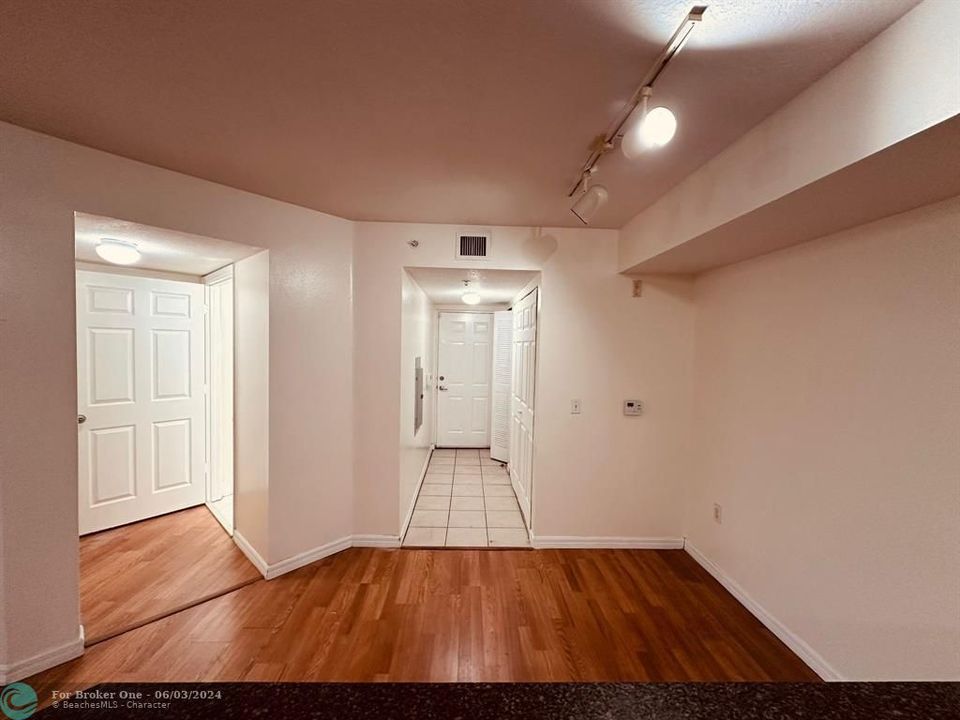Active With Contract: $1,800 (2 beds, 2 baths, 1060 Square Feet)