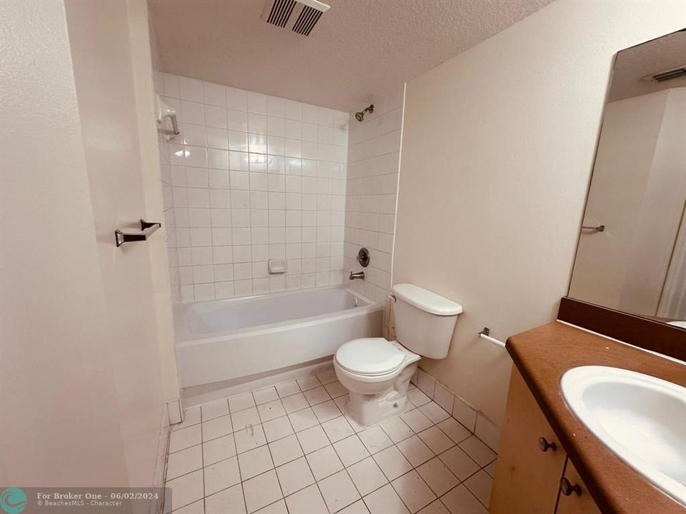 合同活跃: $1,800 (2 贝兹, 2 浴室, 1060 平方英尺)
